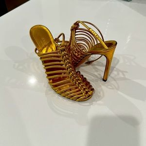 GUCCI GOLD HEELS SIZE 36.5